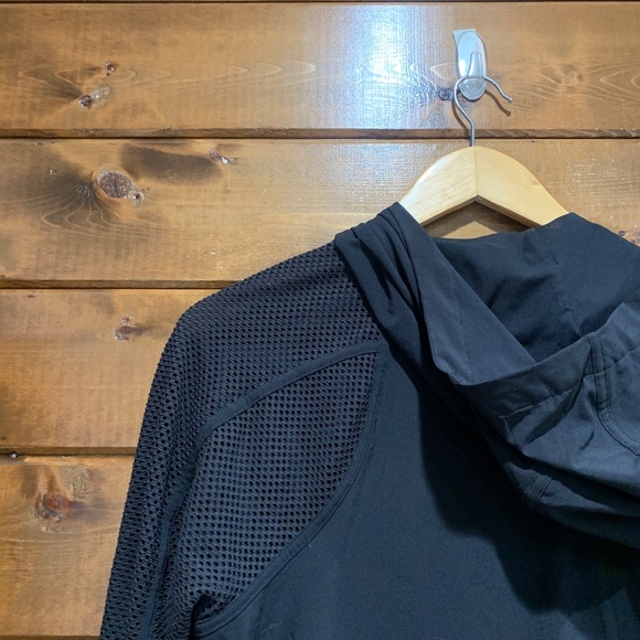 Lululemon Black Mesh Catch a Breeze Pullover - Picture 6 of 8